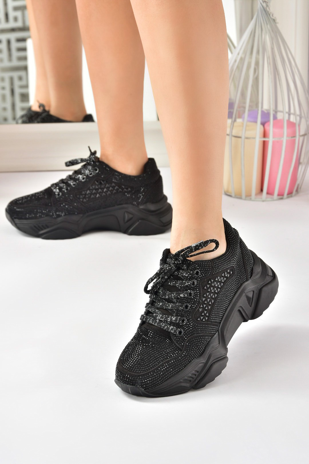 Siyah Metal Taş Detaylı Kadın Spor Ayakkabı M444302814